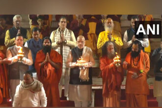 Amit Shah in Uttarakhand : केंद्रीय गृह मंत्री शाह, उत्तराखंड सीएम धामी ने ऋषिकेश में पवित्र गंगा आरती में भाग लिया.