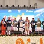 Vikash Pustika Unveiled by CM Dhami : 'Destination Uttarakhand' प्रगति का मार्ग प्रशस्त करता है।
