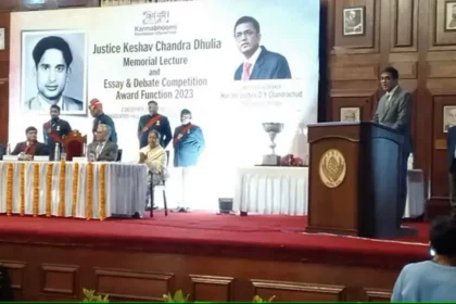 Chief Justice in Dehradun : जस्टिस केशव चंद्र धूलिया स्मृति कार्यक्रम के लिए मुख्य न्यायाधीश चंद्रचूड़ का स्वागत देहरादून.