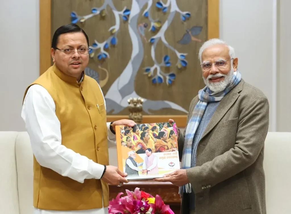 उत्तराखंड के मुख्यमंत्री पुष्कर सिंह धामी ने पीएम मोदी से की मुलाकात, बागेश्वर की ताम्र शिल्प उपहार में भेंट की.