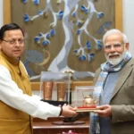 उत्तराखंड के मुख्यमंत्री पुष्कर सिंह धामी ने पीएम मोदी से की मुलाकात, बागेश्वर की ताम्र शिल्प उपहार में भेंट की.
