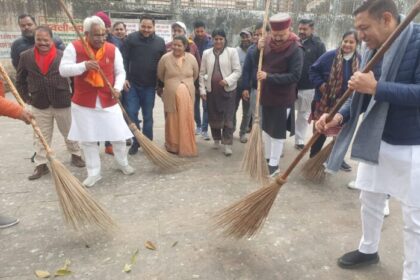 भाजपा ने हरिद्वार जिले के कनखल मंडल में शीतला माता मंदिर में सफाई अभियान शुरू किया।