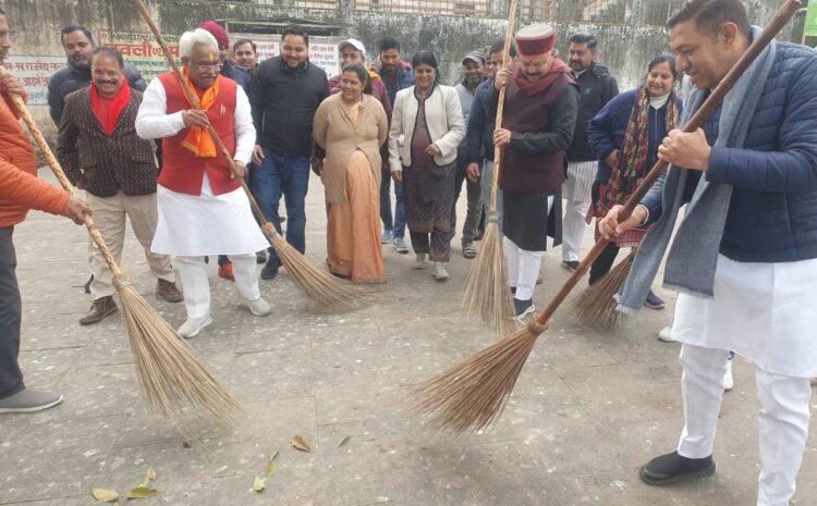 भाजपा ने हरिद्वार जिले के कनखल मंडल में शीतला माता मंदिर में सफाई अभियान शुरू किया।