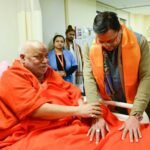 Uttarakhand Update : मुख्यमंत्री पुष्कर सिंह धामी जगद्गुरु रामभद्राचार्य महाराज से मिलने सिनर्जी अस्पताल पहुंचे.