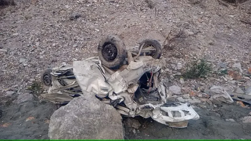 Uttarakhand Car Accident News : उत्तरकाशी से देहरादून जा रही एक कार खाई में गिर गई, जिससे छह लोगों की मौत हो गई।