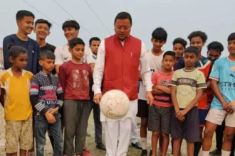 Uttarakhand News : चुनाव व्यस्तता के बीच मुख्यमंत्री दिखे युवाओं के साथ फुटबॉल खेलते हैं।