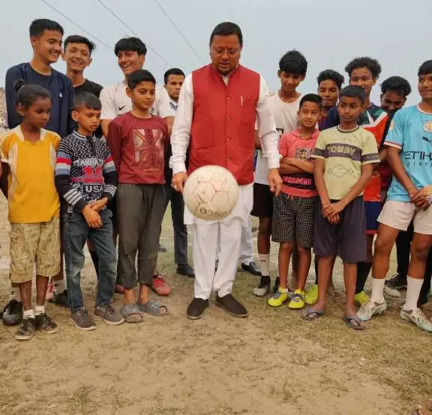 Uttarakhand News : चुनाव व्यस्तता के बीच मुख्यमंत्री दिखे युवाओं के साथ फुटबॉल खेलते हैं।