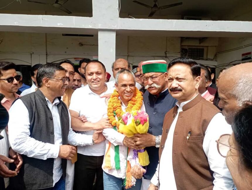 Uttarakhand News : आप नेता अमरेंद्र बिष्ट कांग्रेस में शामिल हो गए.
