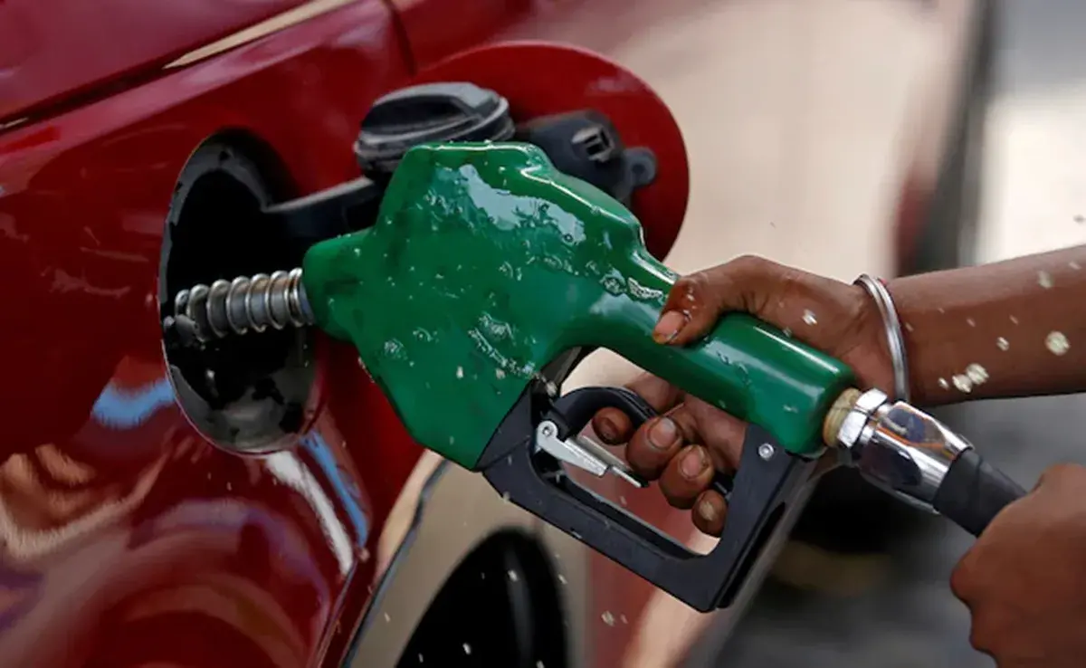 Petrol and Diesel Prices Cut By ₹ 2 : पूरे भारत में पेट्रोल और डीजल की कीमतों में ₹2 की कमी हुई: तेल मंत्री.