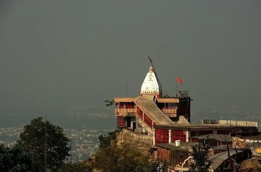 Chandi Devi Temple in Haridwar : उत्तराखंड के पवित्र शहर हरिद्वार में स्थित प्रतिष्ठित हिंदू मंदिर है।