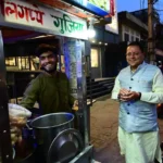 CM Dhami in Khatima : चुनावी हलचल के बीच सीएम धामी ने उठाया स्ट्रीट फूड का आनंद.