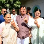 लोकसभा चुनाव: मुख्यमंत्री धामी ने पत्नी और मां के साथ खटीमा में वोट दिया .