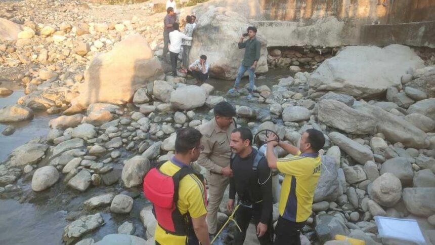 Dehradun : कटापत्थर के पास नदी में डूबा किशोर, SDRF ने निकालकर पहुँचाया अस्पताल.