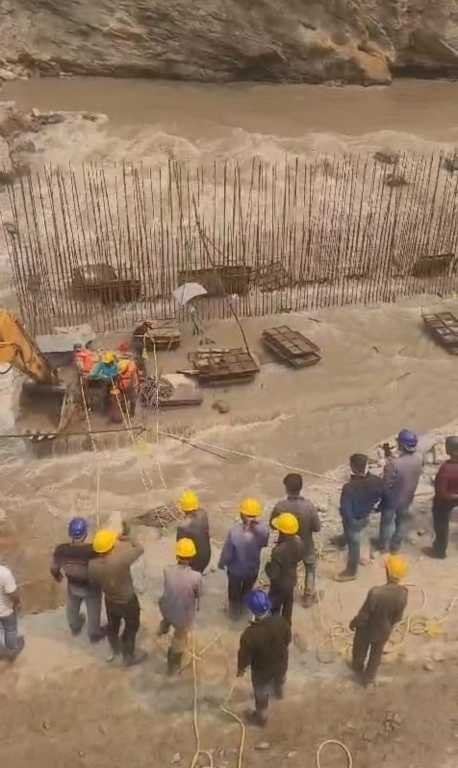 Uttarakhand News : एनटीपीसी के हेलंग साइट पर उफनती अलकनंदा नदी से कैसे बच निकले मजदूर.