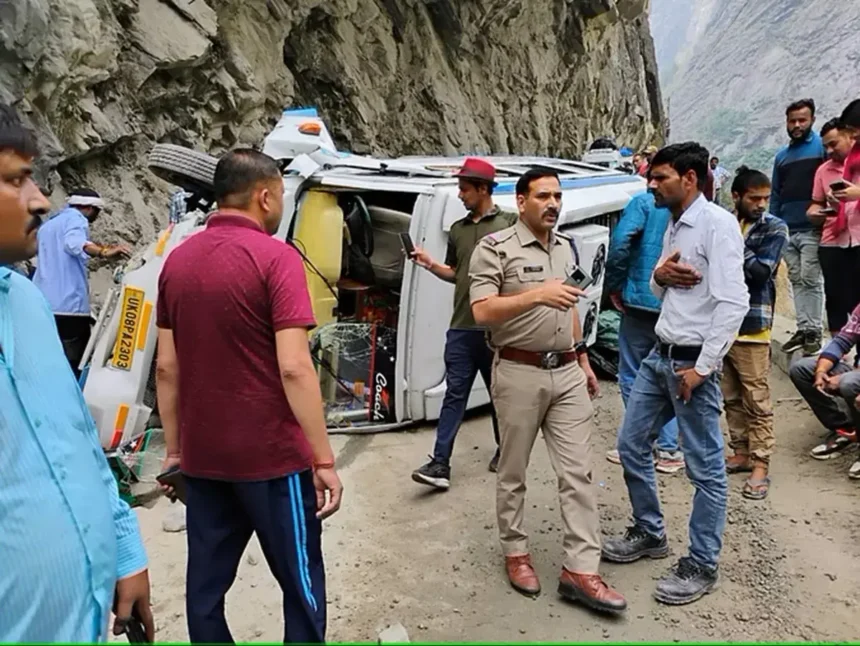 Badrinath Highway Accident : लामबगड़ के पास टक्कर के बाद टेंपो ट्रैवलर पलटा.