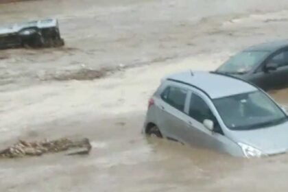 हरिद्वार में पहली बारिश ने दर्जनों वाहनों को बहा दिया - वीडियो देखें