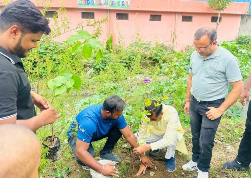 हरिद्वार में वृक्षारोपण अभियान 'एक वृक्ष मां के नाम' मैं विधायक आदेश चौहान ने प्रतिभा भाग लिया।