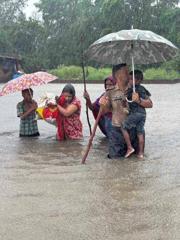 Uttarakhand : भारी बारिश के कारण खटीमा में भीषण जलभराव, पुलिस ने फंसे लोगों को बचाया।