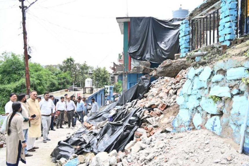 मंत्री गणेश जोशी ने काठ बंगला कॉलोनी में बारिश से क्षतिग्रस्त दीवार का स्थलीय निरीक्षण किया.