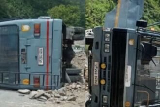 Uttarakhand : चंपावत में एसएसबी बस पलटी: 19 जवान मामूली रूप से घायल.