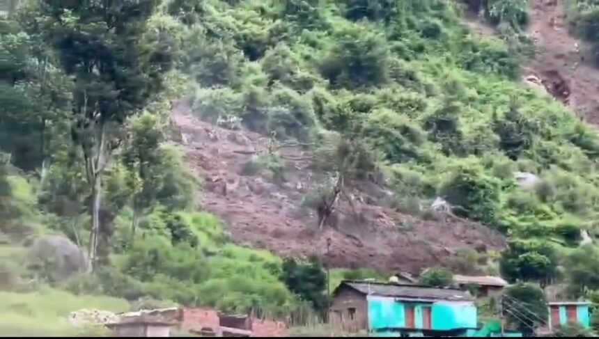 Tehri Landslide Live Video : टिहरी के भीगुन तिनगढ़ गांव में भूस्खलन का लाइव वीडियो, कई घर दब गए.