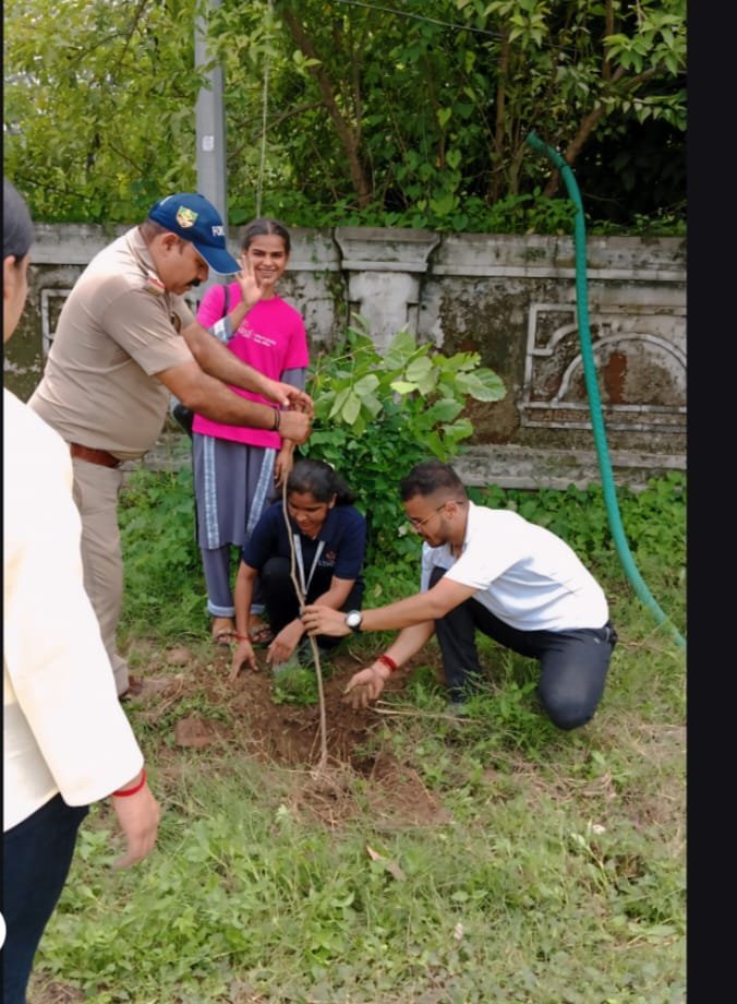 Haridwar News : उदयन शालिनी फेलोशिप हरिद्वार चैप्टर ने वृक्षारोपण अभियान चलाया.