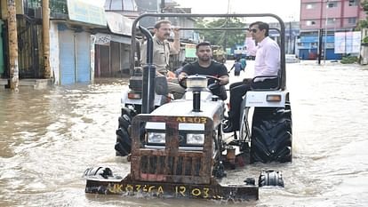 कुमाऊं कमिश्नर दीपक रावत ने ट्रैक्टर पर बाढ़ प्रभावित इलाकों का किया सर्वेक्षण।
