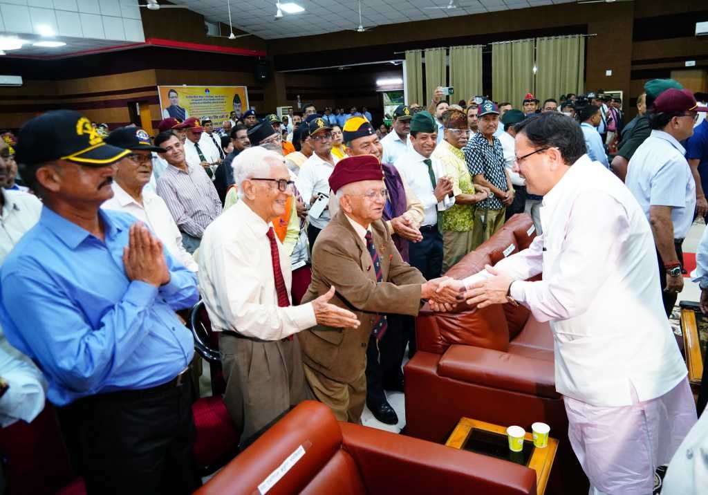 Chief Minister Pushkar Singh Dhami was honored by the Uttarakhand Ex-Servicemen Organization.