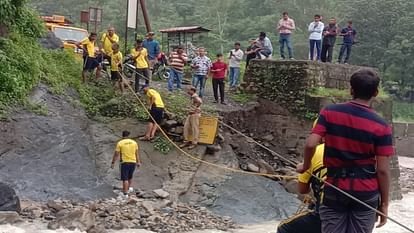 मूसलाधार बारिश से पुल बह गया, टिहरी में आठ पर्यटक फंसे: एसडीआरएफ ने किया साहसिक बचाव कार्य.