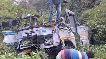 Bhimtal Bus Accident : कार को बचाने के प्रयास में 150 फीट गहरी खाई में गिरी बस, चार की मौत.